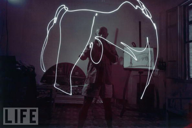 picasso-drawing-with-light
