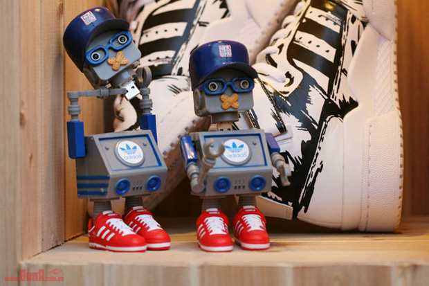 cmd-dj-tommy-adidas-originals-robot-usb-toy