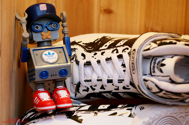 cmd-dj-tommy-adidas-originals-robot-usb-toy