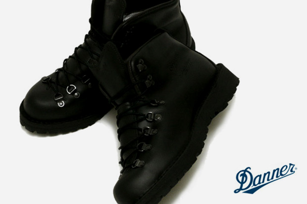 danner-mountain-light-gore-tex-black-out