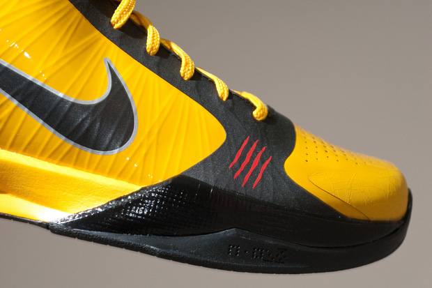 AUTO UDA KOBE BRYANT NIKE ZOOM SHOES. All autographs are unconditionally